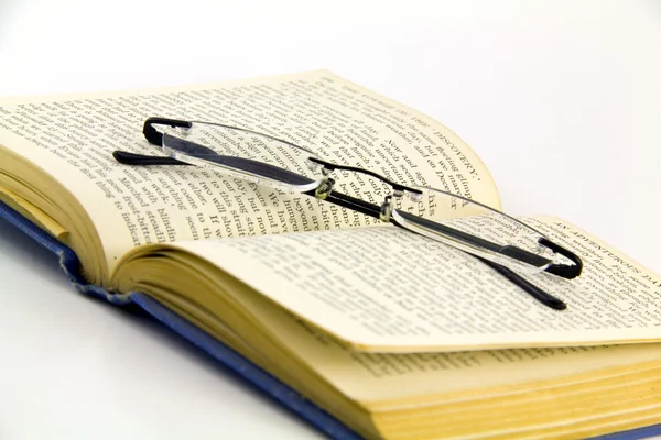 Primer Plano Del Libro Antiguo Con Gafas Lectura Colocadas Las Fotos de stock