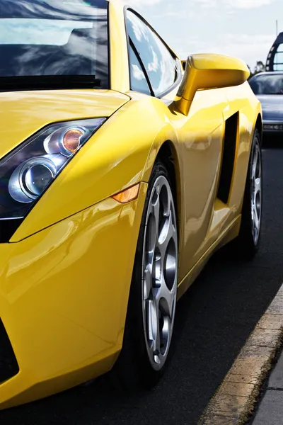 Желтый спортивный автомобиль — стоковое фото