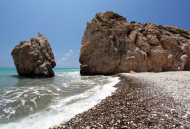 kayalar ve dalgalar. Petra tou romiou (çevre Baf), Afrodit'in doğum yeridir. Kıbrıs.