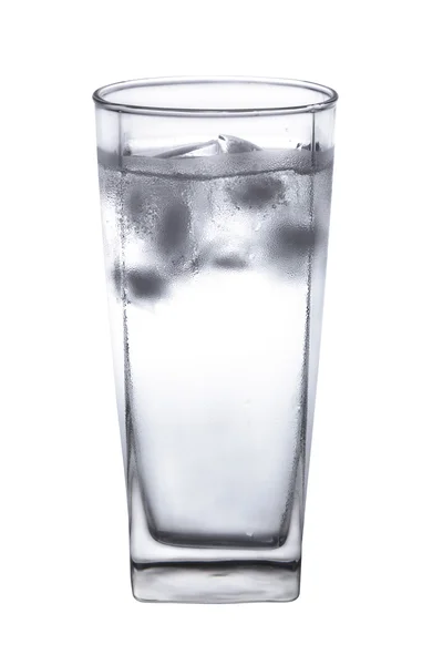 Glas met helder water en ijsblokjes. — Stockfoto