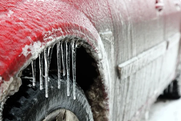 Serii Ekstremalnych Zimowych Samochód Lodzie Sople Zbliżenie Łuku Koła — Zdjęcie stockowe