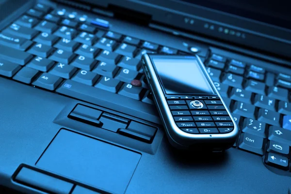 Teclado Alta Gama Portátil Teléfono Inteligente Moderno Foto Tonos Azules — Foto de Stock
