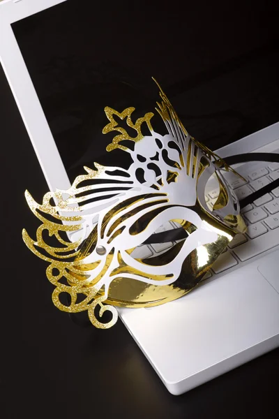 Mardi gras маску на білий ноутбук. — стокове фото