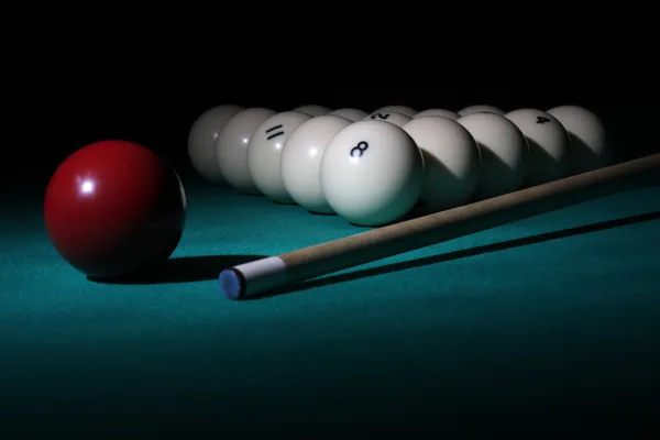 光ビームのプールのボール 前景に 番ボールとボールのピラミッド リラックス シーン — Stock fotografie