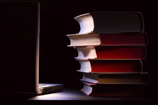 Alte Bücher Und Laptop Auf Einem Tisch Schwarzer Hintergrund Unauffällige — Stockfoto