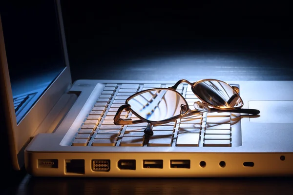 Csendélet Laptop Pohár Rajta Alacsony Kulcs Jelenet Szelektív Összpontosít Szemüveg — Stock Fotó