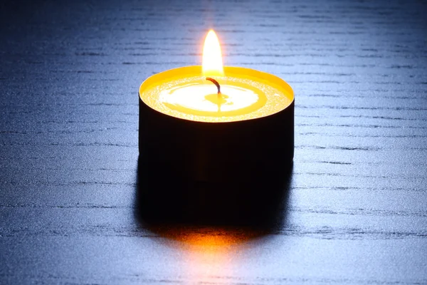Candle alone in wooden table. — Stock Photo, Image