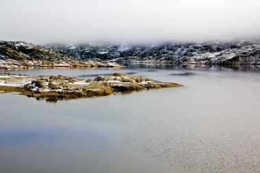 Göl, kayalar ve serra da estrela siste manzara