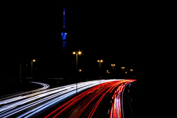 Zeitbelichtungsfoto Mit Einer Straße Bei Nacht Und Autoscheinwerfern Einer Mehrspurigen — Stockfoto