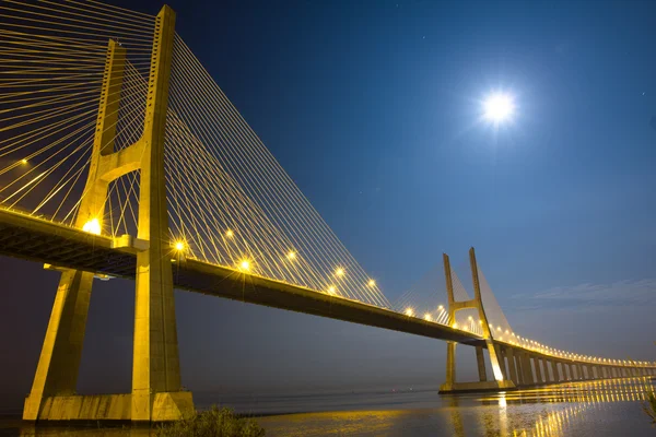 月明かりの下で夜に長いヴァスコ ガマ橋します — ストック写真