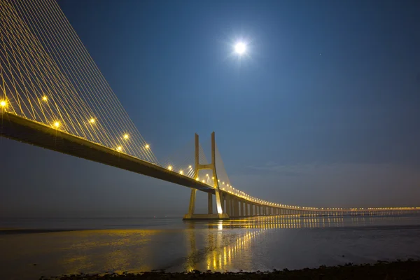 Vasco da gama bron under månsken — Stockfoto