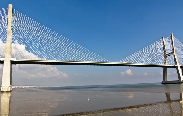 Мост Васко да Гама в Лиссабоне, Португалия — стоковое фото