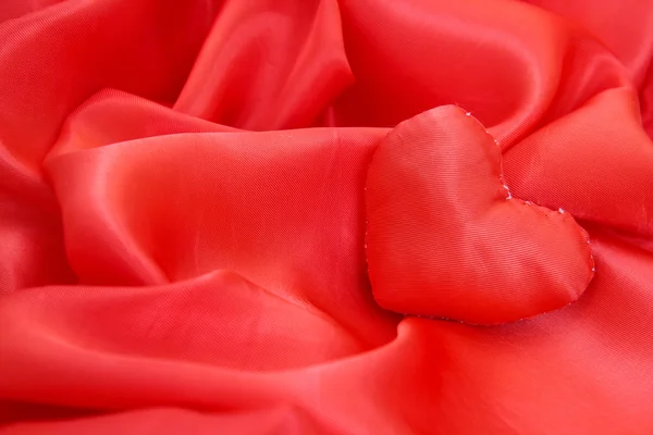 情人节心脏上的红色丝绸背景 — 图库照片
