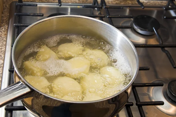 Kokande potatis — Stockfoto