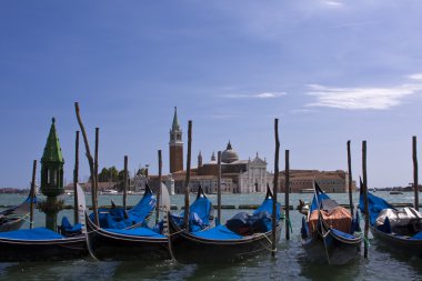 gondol Venedik İtalya grand canal tarafından demirlemiş