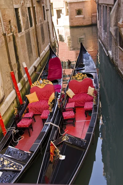 Gôndolas Ancoradas Canal Estreito Veneza Itália — Fotografia de Stock
