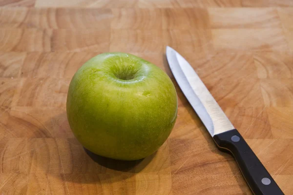 Pomme Verte Reposant Sur Une Planche Découper — Photo