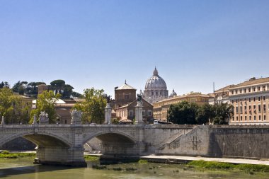 tiber Nehri'nin üzerinde köprü