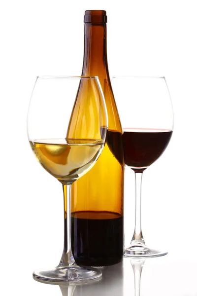 ワインのボトルと赤と白ワインのガラス — ストック写真