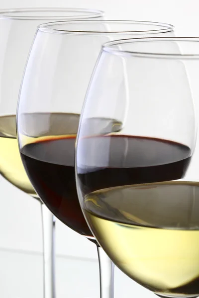 Gläser Wein Isoliert Auf Weiß — Stockfoto