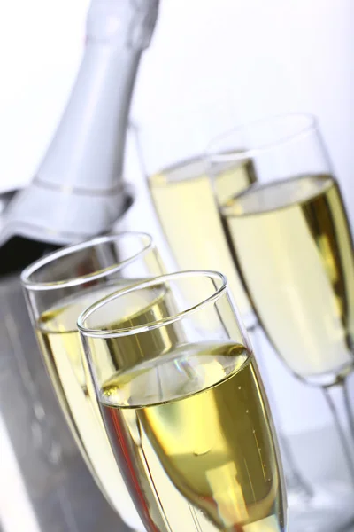 Шампанські Окуляри Льодовим Відром Білому Тлі — стокове фото
