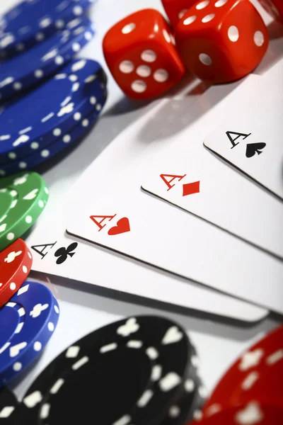 Стек фишек цвета покера — стоковое фото