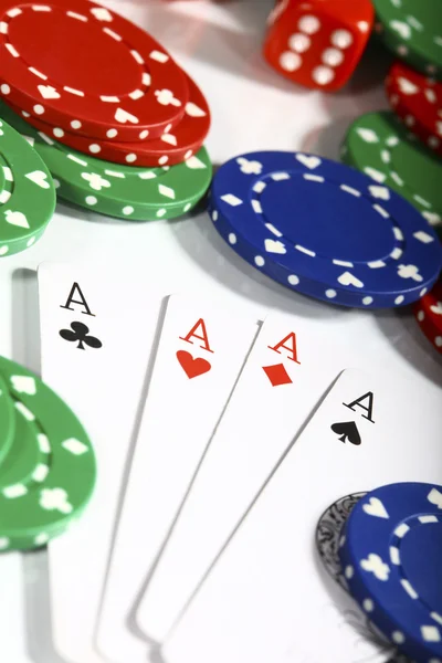 色のポーカー チップのスタック — ストック写真