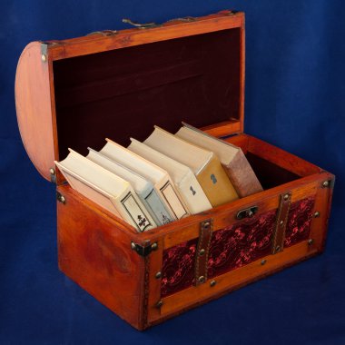 mavi bir arka plan üzerinde altı kitap ile küçük bir açık kutu