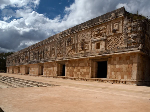 อาคารตะว นตกของอารามของผ างข นในสไตล คลาสส Puuku Uxmal Mexico — ภาพถ่ายสต็อก