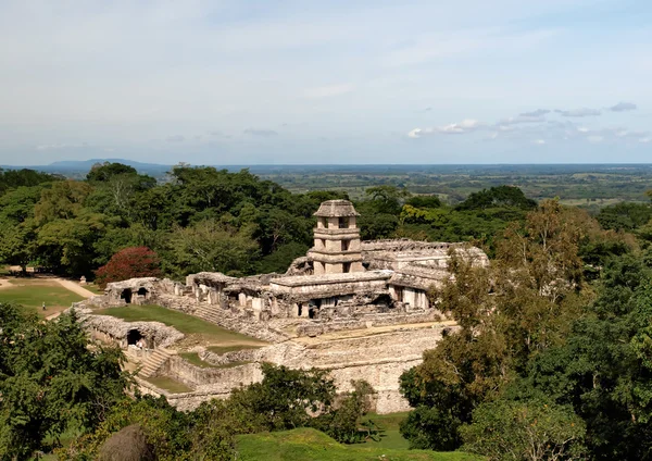 Palace and the observatory in Palenque — Stock Photo, Image