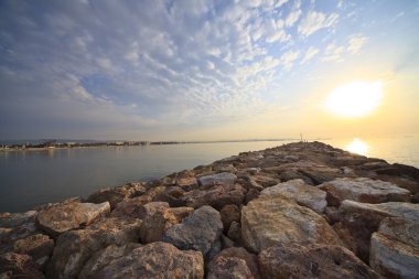 Peyzaj: gündoğumu La Pineda iskele üzerinde