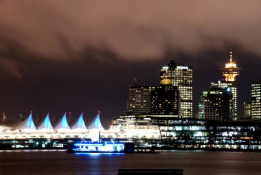 Şehir merkezindeki bir gece çekimi vancouver, göster stanley Parkı'ndan kömür Limanı arasında