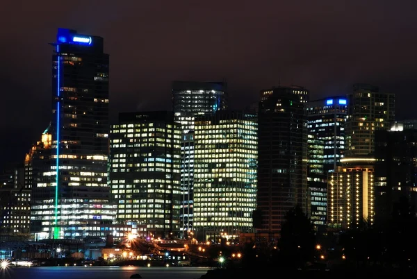 市中心夜景温哥华 穿过煤港从斯坦利公园 — 图库照片