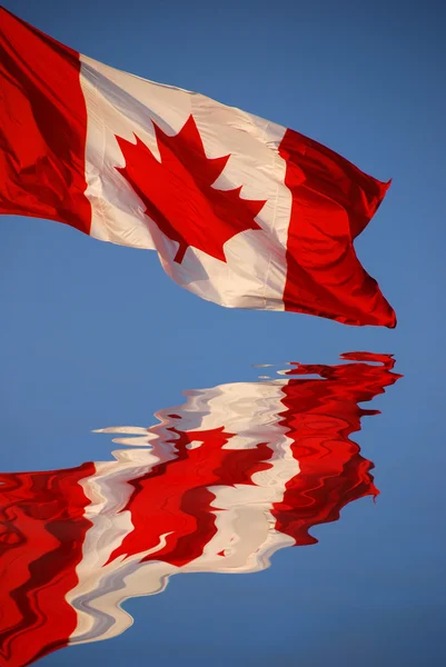 Bandera Canadiense Refleja Agua —  Fotos de Stock