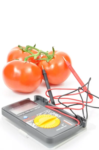 Färska Tomater Med Multimeter — Stockfoto