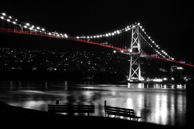 lions gate bc Kanada gece sahne. yanında, trafik ışıkları bir siyah beyaz fotoğraf.