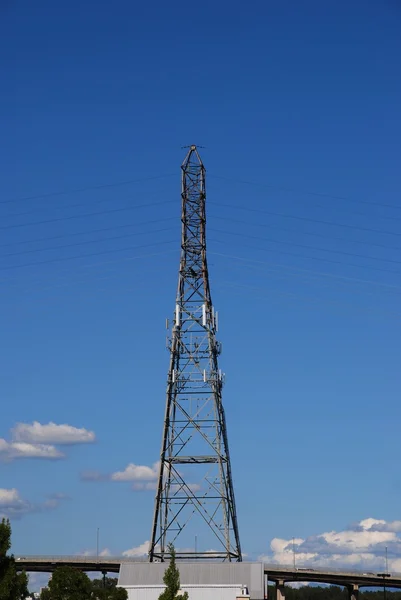 Elektrische pyloon met blauwe hemelachtergrond — Stockfoto