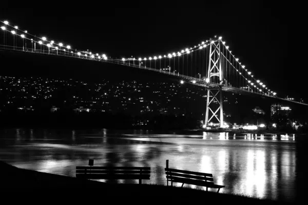 Scena notturna del portale del ponte sospeso Lions Gate — Foto Stock