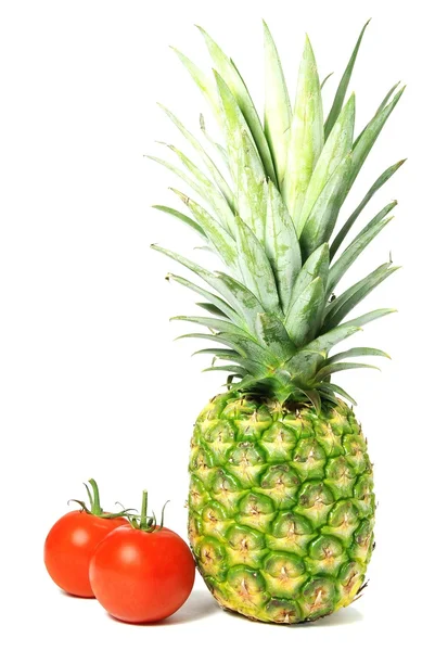Świeże pomidory i ananasem — Zdjęcie stockowe
