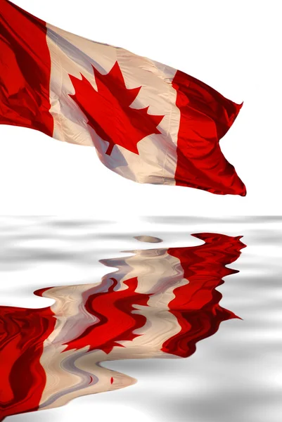 Καναδική σημαία, αντανακλά στο νερό — Φωτογραφία Αρχείου