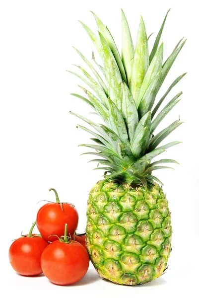 Geïsoleerde verse tomaten en ananas — Stockfoto
