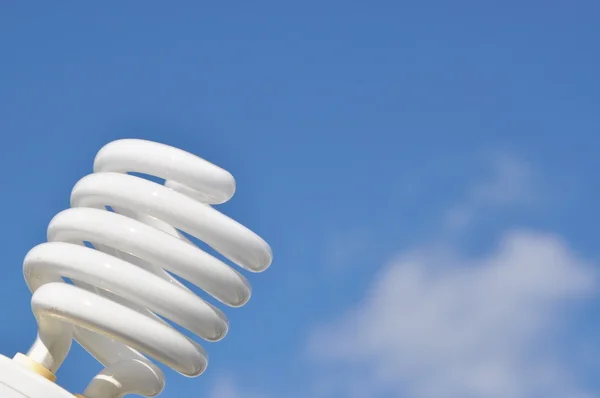 Spara energi lampa mot himlen — Stockfoto