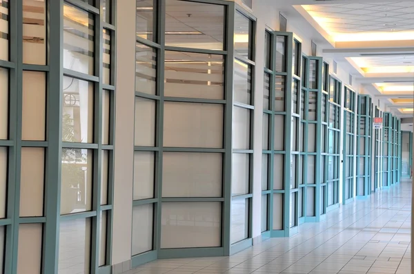 Vista del corridoio d'angolo nel centro commerciale — Foto Stock