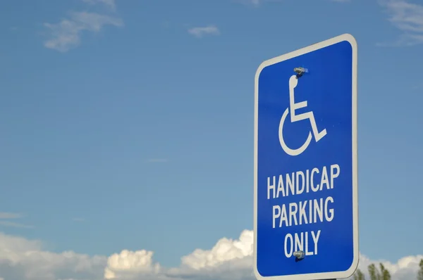 残疾人专用停车位标志与蓝蓝的天空 — 图库照片