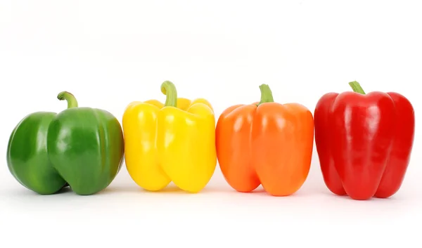 Πιπεριές πολύχρωμες φρέσκο σε μια γραμμή — Φωτογραφία Αρχείου