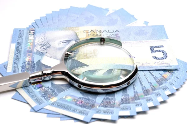 Close-up geld en vergrootglas achtergrond — Stockfoto