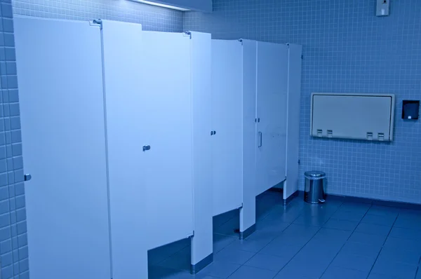 Nyilvános WC bódé, kék árnyalattal — Stock Fotó
