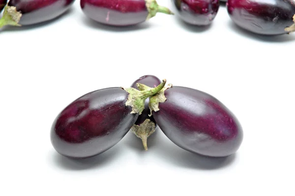 Geïsoleerde aubergine op witte achtergrond — Stockfoto