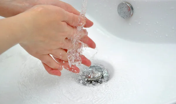 Mujer lavándose las manos en el lavabo — Foto de Stock