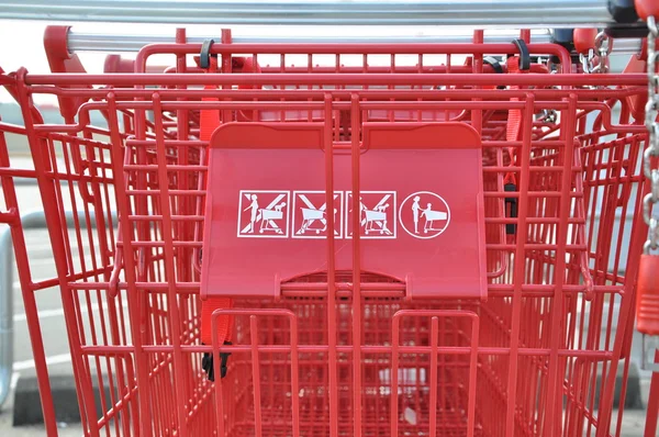 Shopping cart outside mall — Stock Photo, Image